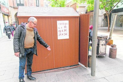 García mostra els danys en un dels laterals de la caseta.