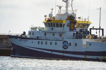 El vaixell que cerca a Anna i al seu pare a Tenerife torna a port per avaria