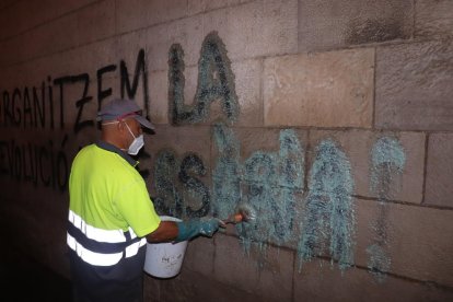 Els operaris van aplicar una pasta decapant sobre les lletres.