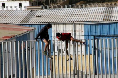 Dos menores se fugan de las naves del Tarajal para evitar ser devueltos a Marruecos.