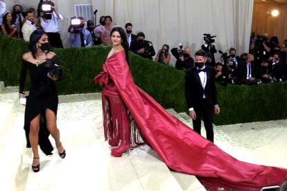 Rosalía, amb un vestit roig inspirat en el mantó de Manila.