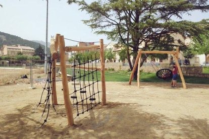 El parque infantil de La Pobla donde se han renovado juegos.