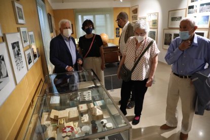 Josep Vallverdú visitó la exposición junto a Mercè Piqueras y Francesc Oró, sobrino del científico.