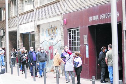 Usuaris del CAP de rambla Ferran de Lleida fan cua per vacunar-se a la llar Democràcia.