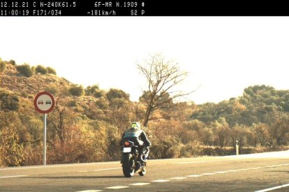 La motocicleta pillada por el radar de velocidad.