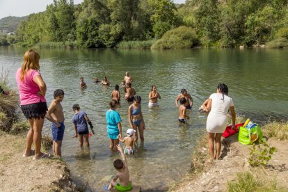 Imatge dels banyistes que van visitar ahir la platgeta de Camarasa.