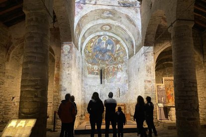 Turistes divendres a l’església de Sant Climent de Taüll, un dels principals atractius de Lleida.