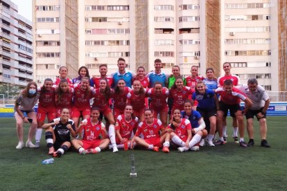 L’equip lleidatà celebra al Nou Sardenya el trofeu conquerit contra l’Europa.