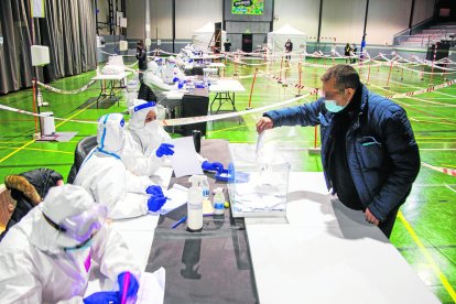 Votación en Tàrrega de un vecino sano en hora Covid