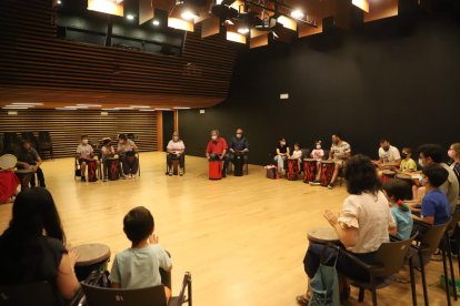 Un dels dos grups que ahir van participar en les sessions de teràpia musical a l’Orfeó.