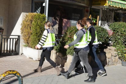 La policia judicial surt del domicili de l'actriu Verónica Forqué.