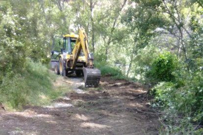 Les obres per fer transitable el camí que baixa a la zona de desembarcament de la Pobla de Segur.