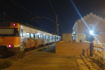 El tren avariat ahir a la nit a l’estació de Mollerussa.