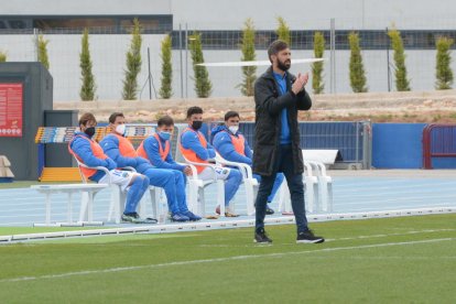 Molo dona instruccions al seu equip en el partit que el Lleida va jugar a la Nucia.