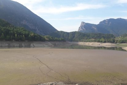 La cola del pantano de Oliana, con huellas de jabalíes.