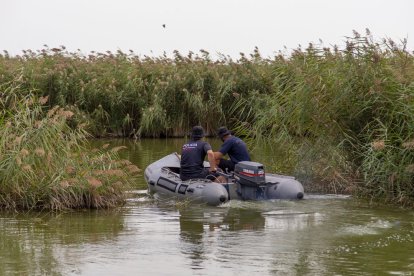 Imatge de dos agents dels Mossos buscant dilluns la dona a Utxesa.