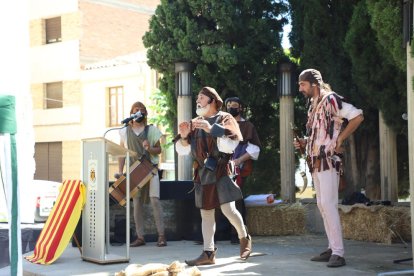 Un dels espectacles als carrers d’Almenar durant la primera jornada del Mercat Medieval.