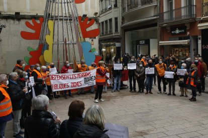 Més de mig centenar de persones, algunes arribades del Pallars, es van concentrar ahir a Lleida.