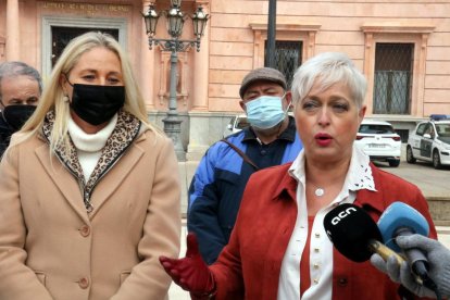 La diputada de Cs en el Parlament, Anna Grau, con la concejala en la Paeria Maria Burrel delante de la subdelegación del gobierno español en Lleida.