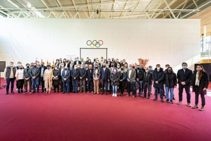 Foto de família de les autoritats polítiques de Lleida, Catalunya, Aragó i Espanya, a banda del president del Comitè Olímpic Espanyol.