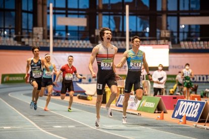 Bernat Erta, en el momento de cruzar la línea de meta como ganador de la prueba.