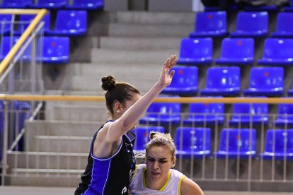 Ari Pujol choca con la belga Antonia Delaere, que mostró mucho talento en el Palau d’Esports.