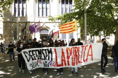 Imatge de l’inici de la protesta dels estudiants a la plaça Víctor Siurana.