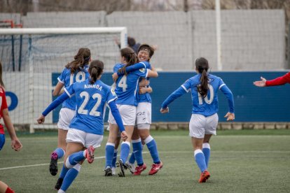 Hisui Haza és felicitada per les seues companyes al marcar el gol que donava el triomf a l’AEM.