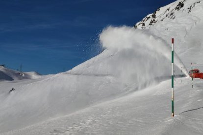 Els treballs de neteja de la carretera de la Bonaigua, que es van intensificar ahir.