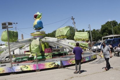 Los feriantes montando una veintena de atracciones en los Camps Elisis