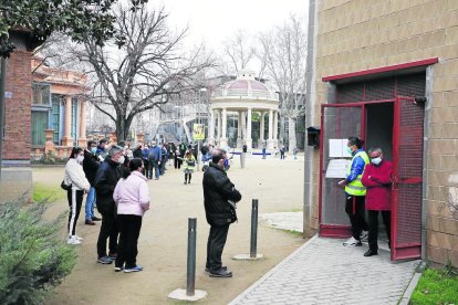 Una larga cola de personas espera su turno para entrar a votar en el pabellón Antorxa de los Camps Elisis, ayer por la mañana. 