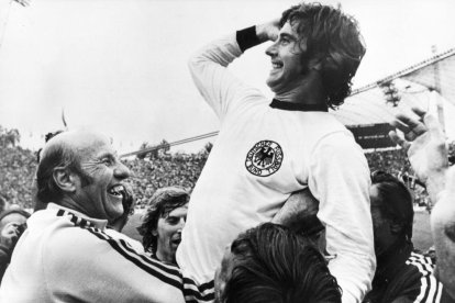 Gerd Müller celebrant la consecució del Mundial del 1974.