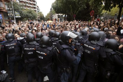 Agentes antidisturbios de la Policía Nacional forman un cordón de seguridad en los alrededores de un colegio de Barcelona el 1 de octubre de 2017