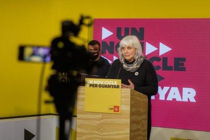 La candidata de la CUP, Dolors Sabater, ahir a la nit, valorant el resultat electoral.