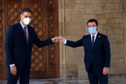 El presidente de la Generalitat, Pere Aragonès, y el presidente del gobierno español, Pedro Sánchez, se saludan al llegar en el Palau de la Generalitat.