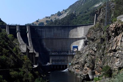 Vistes de la central hidroelèctrica de La Barca.