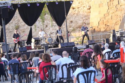 El Pájaro Loco llenó ayer de música la plaza de la Sardana del Turó de la Seu Vella. 