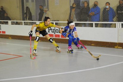 Maria Porta, autora d’un dels tres gols del Vila-sana, defensa la lleidatana Mar Franci.