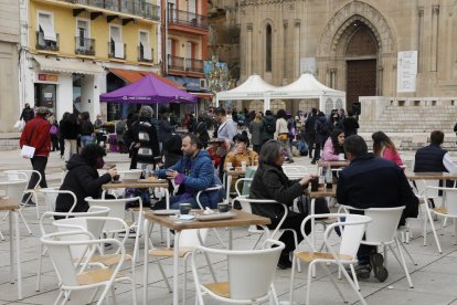 Varios clientes en la terraza de un bar de la plaza Sant Joan de Lleida hacia las 12.00 horas.