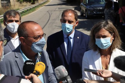 L'alcalde de Lleida, Miquel Pueyo, i la presidenta de la CHE, Maria Dolores Pascual, atenen els mitjans de comunicació.