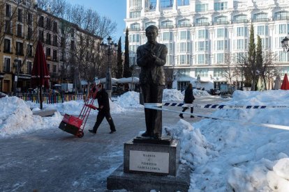 Molts carrers de Madrid continuen plens de neu i gel.