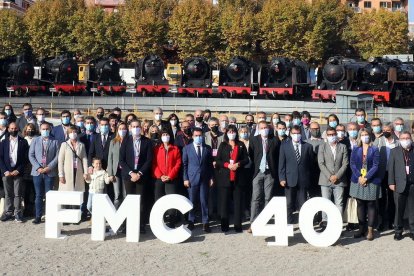 Foto de família de la Federació de Municipis de Catalunya, amb Miquel Pueyo just darrere d’Aragonès.