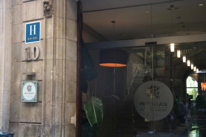 L'entrada de l'Hotel Petit Palace de Barcelona, situat al carrer de la Boqueria.