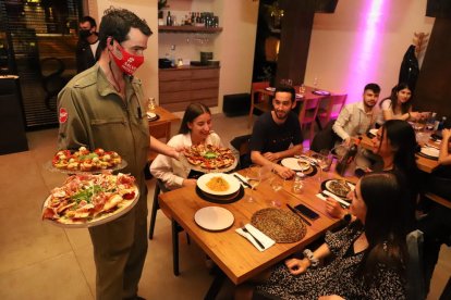 Un restaurante de Lleida el pasado domingo, el primer día en el que pudieron volver a servir cenas. 