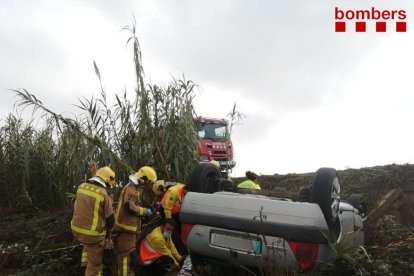 El conductor va haver de ser rescatat de l’interior del vehicle.