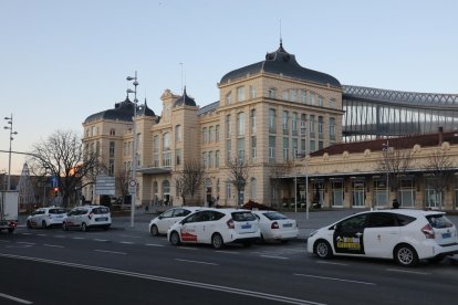 Diversos taxis davant de l’estació de trens ahir a la tarda.