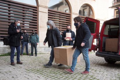 Operaris carreguen part de les obres del Museu de Lleida a la seua arribada al Museu Diocesà de Barbastre