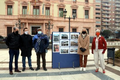 La diputada autonòmica Anna Grau, amb Maria Burel i altres càrrecs.