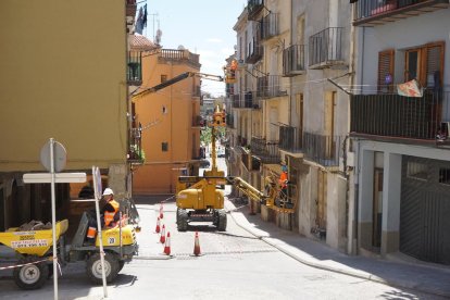 Les obres que es duen a terme per renovar façanes del centre històric.