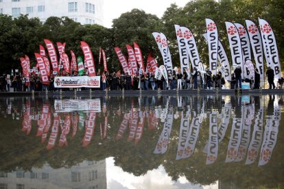 Protesta sindical a València, durant la junta de CaixaBank.